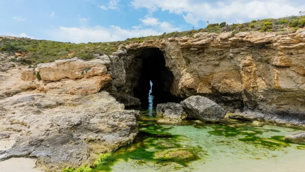 Tourists fall for a near-deserted island with only two residents 2 eva darron zleudmp904g unsplash